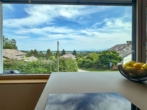 Ausblick von der Kochinsel - Exklusives Einfamilienhaus am Chiemsee – mit Pool, Seeblick und Alpenpanorama