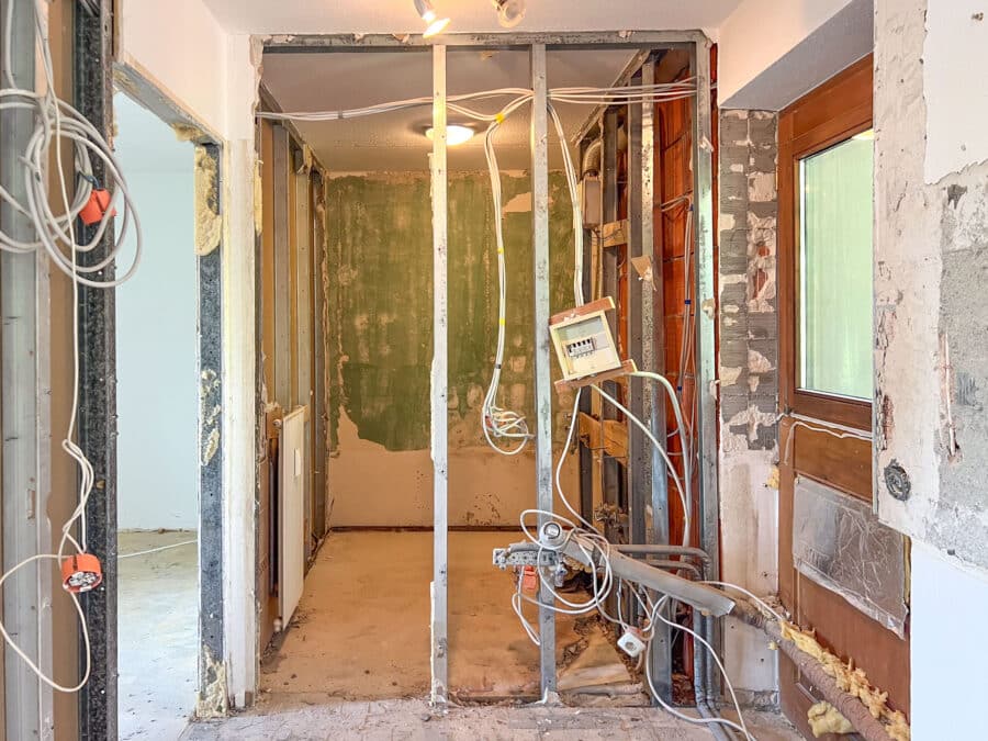 2-Zi.-Wohnung mit Südbalkon und Blick auf die Bergkette - entkernt oder kernsaniert verfügbar - Bad