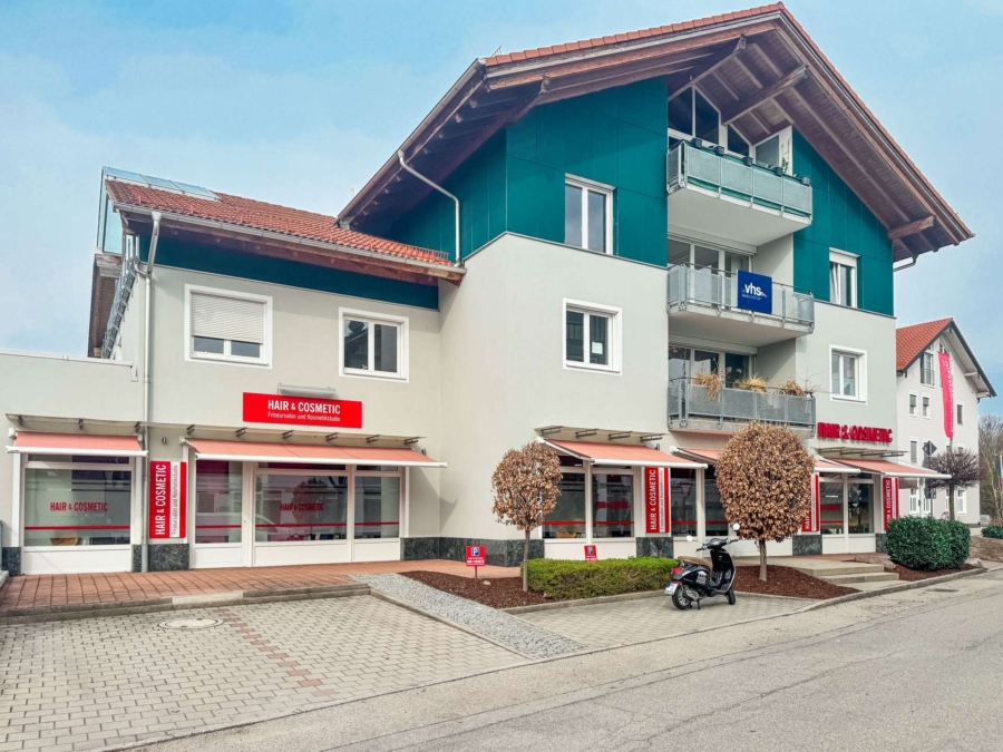 Ansicht von Süden / drei Parkplätze