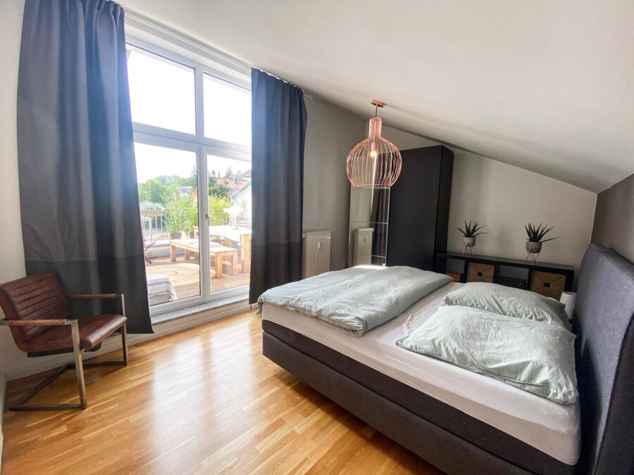 ZUR KAPITALANLAGE: Neuwertige Penthousewohnung im Zentrum von Traunstein, fußläufig zur Traun - Schlafzimmer