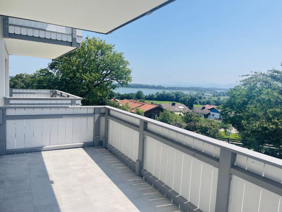 VERKAUFT Oktober 2021-Obergeschoss-Wohnung in zentraler Lage mit traumhaftem Seeblick - Ausblick vom Balkon