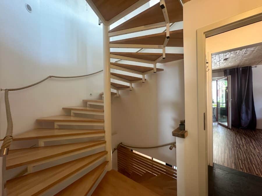 Luxuriöses Designer-Stadthaus mit Dachterrasse & Bergblick - Treppenhaus