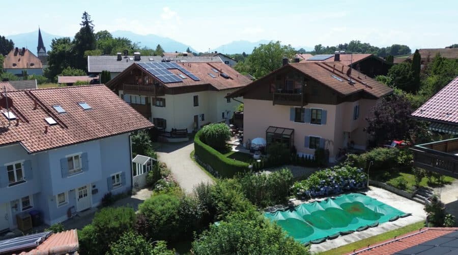 DHH in unmittelbarer Seenähe mit See- & Bergblick - Ansicht mit Garten