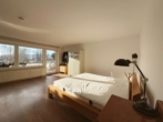 SCHLAFZIMMER - Der Chiemsee zum Greifen nah – moderne Erdgeschosswohnung mit Terrasse in absoluter Bestlage