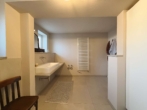 BADEZIMMER - Der Chiemsee zum Greifen nah – moderne Erdgeschosswohnung mit Terrasse in absoluter Bestlage