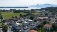 DROHNENBILD MIT BLICK ZUM SEE - Exklusives Penthouse nahe zum Chiemsee
