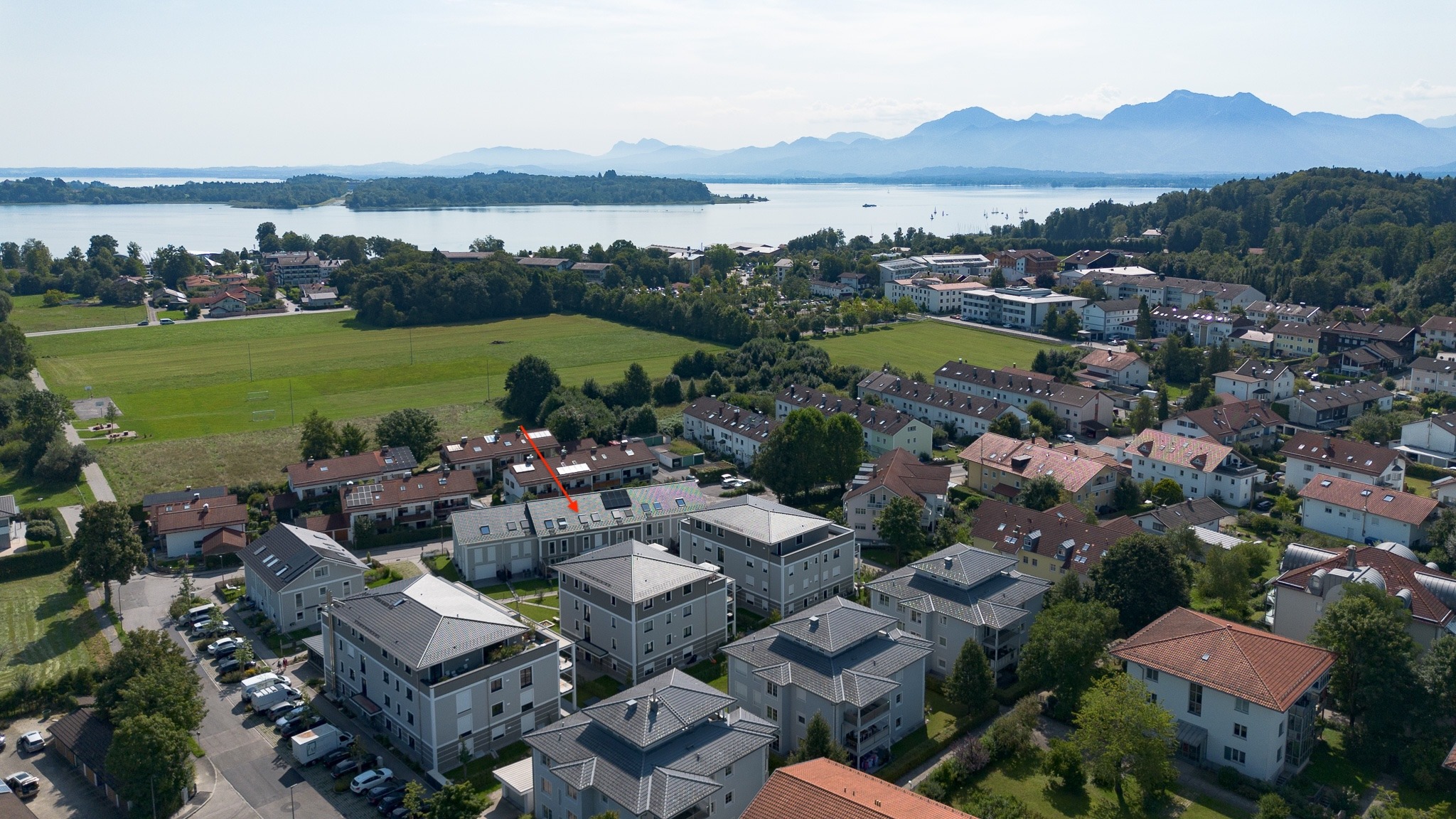 DROHNENBILD MIT BLICK ZUM SEE