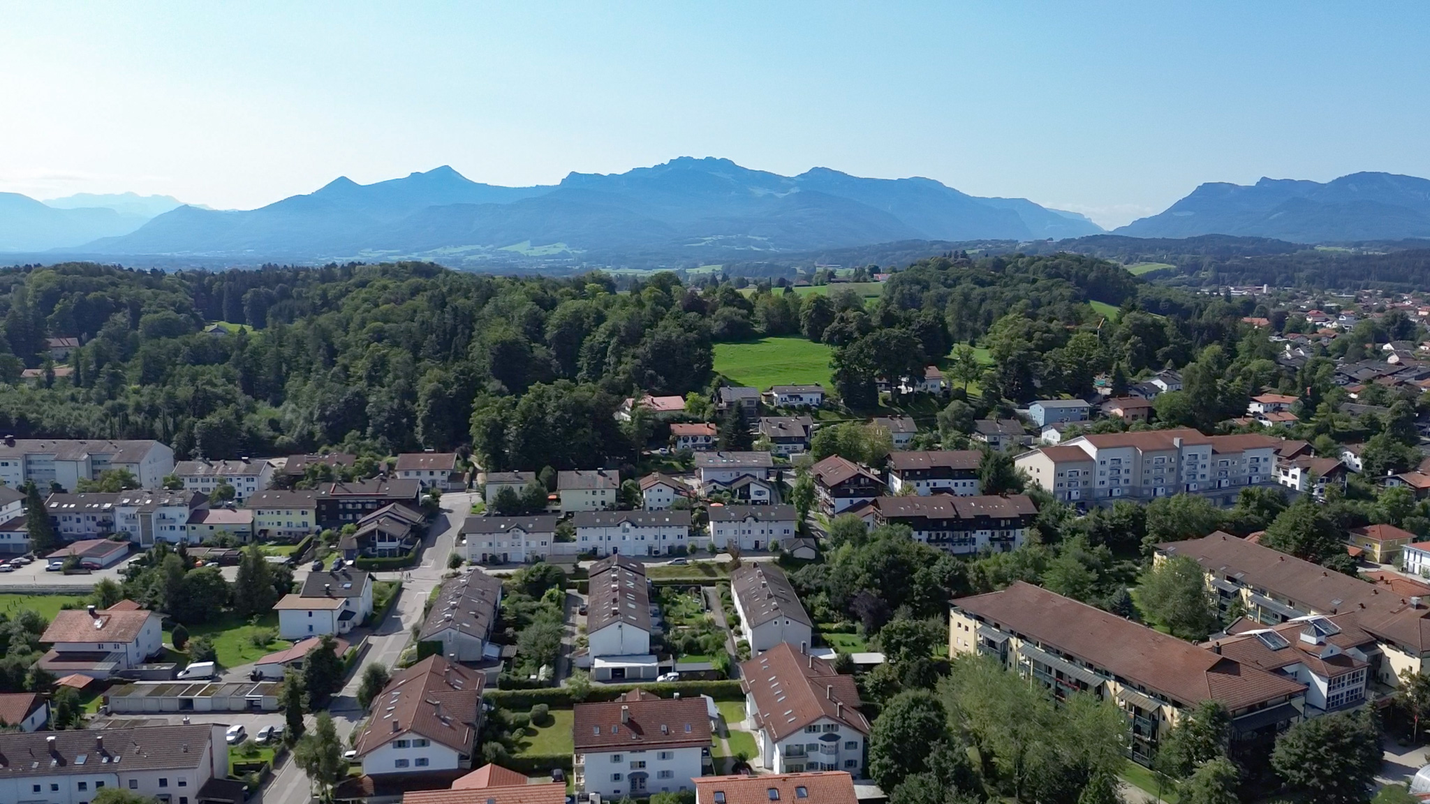 DROHNENBLICK MIT BLICK AUF DIE ALPEN