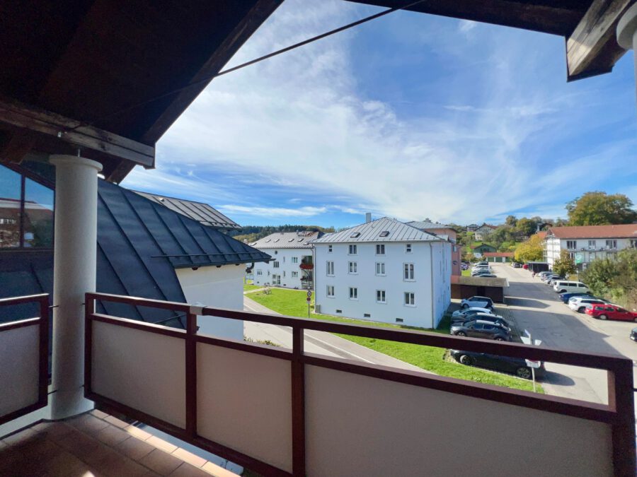 Dachgeschosswohnung mit sonnigem Westbalkon und viel Gestaltungsspielraum in Prien am Chiemsee - BALKON