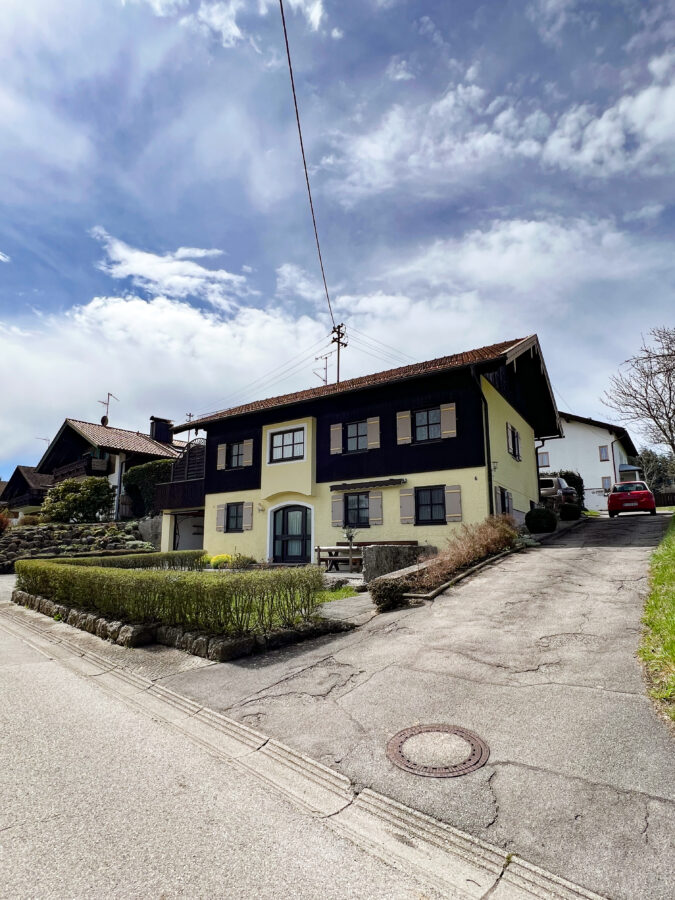 Vielseitig nutzbares EFH mit mit unverbaubarem Bergblick in Traumlage nahe Prien - Haus von Nordosten