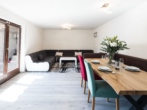 Helles Wohnzimmer mit Essbereich - Charmante 3-Zi.-Whg. mit Südbalkon – gepflegt, hell und mit viel Potenzial für persönliche Akzente
