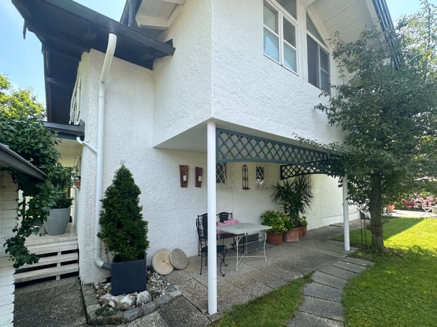 Liebevoll gestaltetes Zuhause mit viel Platz in reizvoller Lage - Eingang & seitl. Terrasse