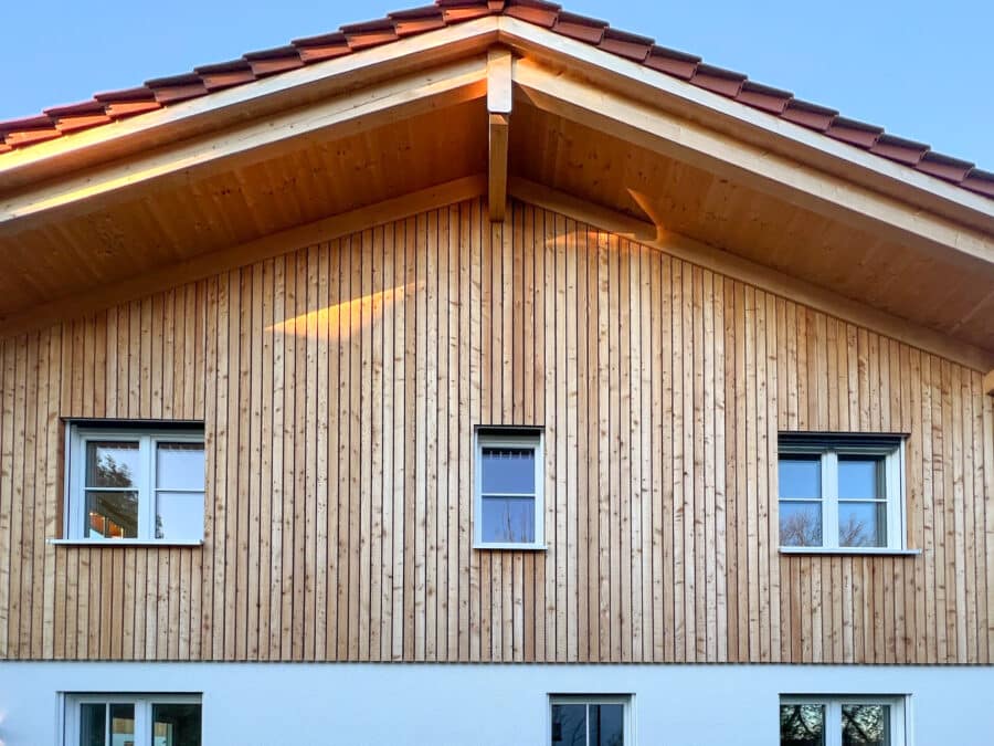 Moderne Neubau Doppelhaushälften mit durchdachten Grundrissen in Chiemseenähe - Detail Außenansicht