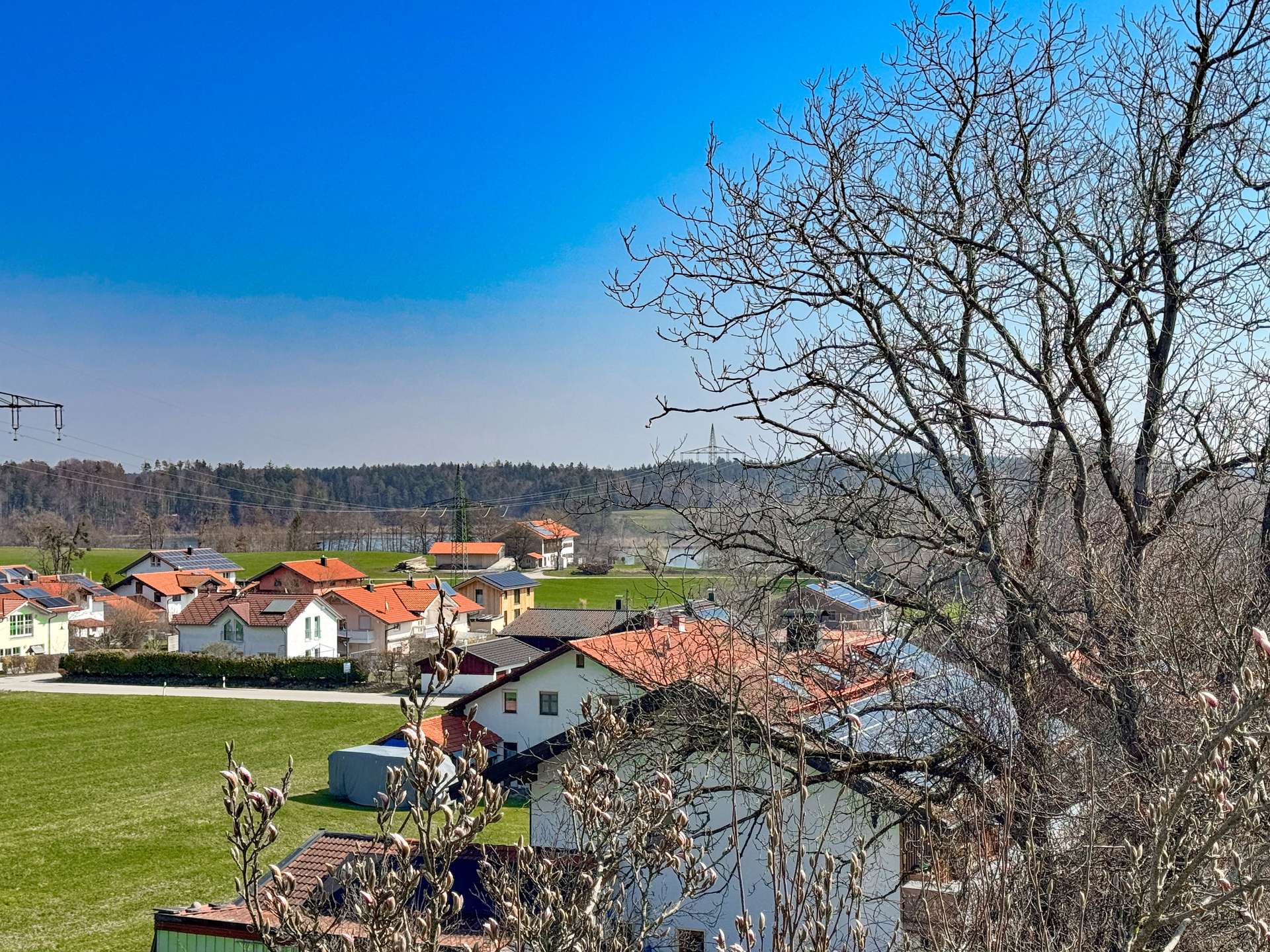 Blick vom Balkon zum Pelhamer See