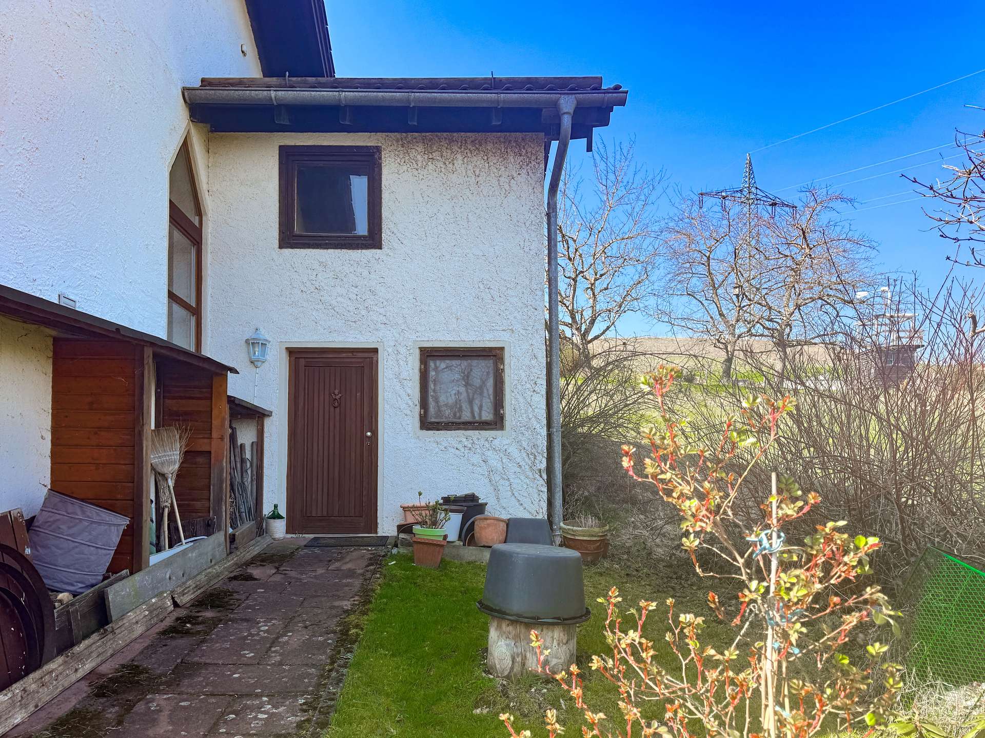 Nordseite mit Zugang zum Keller/Abstell