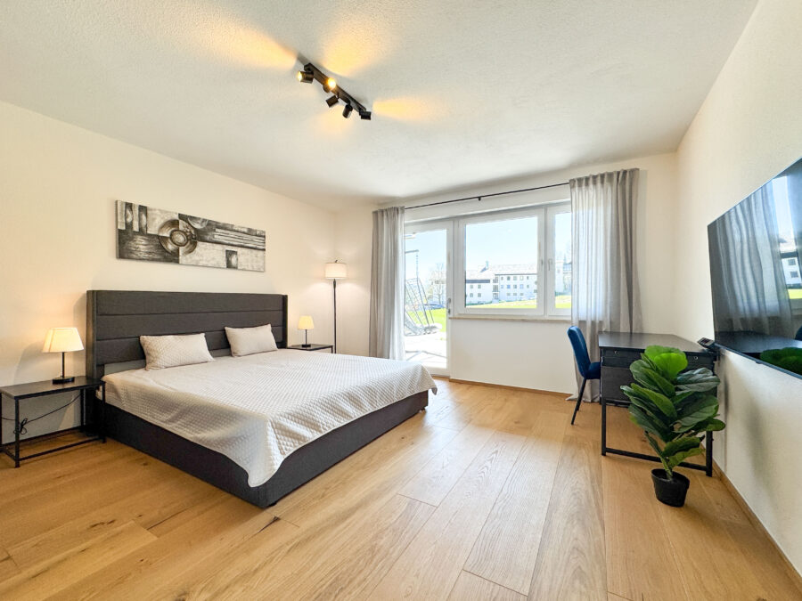 Verkauf gegen Gebot - Kernsaniertes EFH mit See- und Bergblick, Chiemseeperle sucht neuen Besitzer! - Hauptschlafzimmer EG