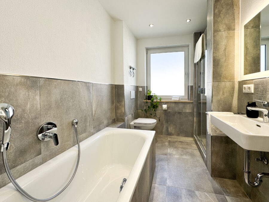 Verkauf gegen Gebot - Kernsaniertes EFH mit See- und Bergblick, Chiemseeperle sucht neuen Besitzer! - Bad EG