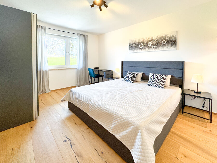 Verkauf gegen Gebot - Kernsaniertes EFH mit See- und Bergblick, Chiemseeperle sucht neuen Besitzer! - Schlafzimmer 2