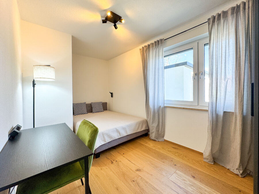 Verkauf gegen Gebot - Kernsaniertes EFH mit See- und Bergblick, Chiemseeperle sucht neuen Besitzer! - Schlazimmer 3 EG