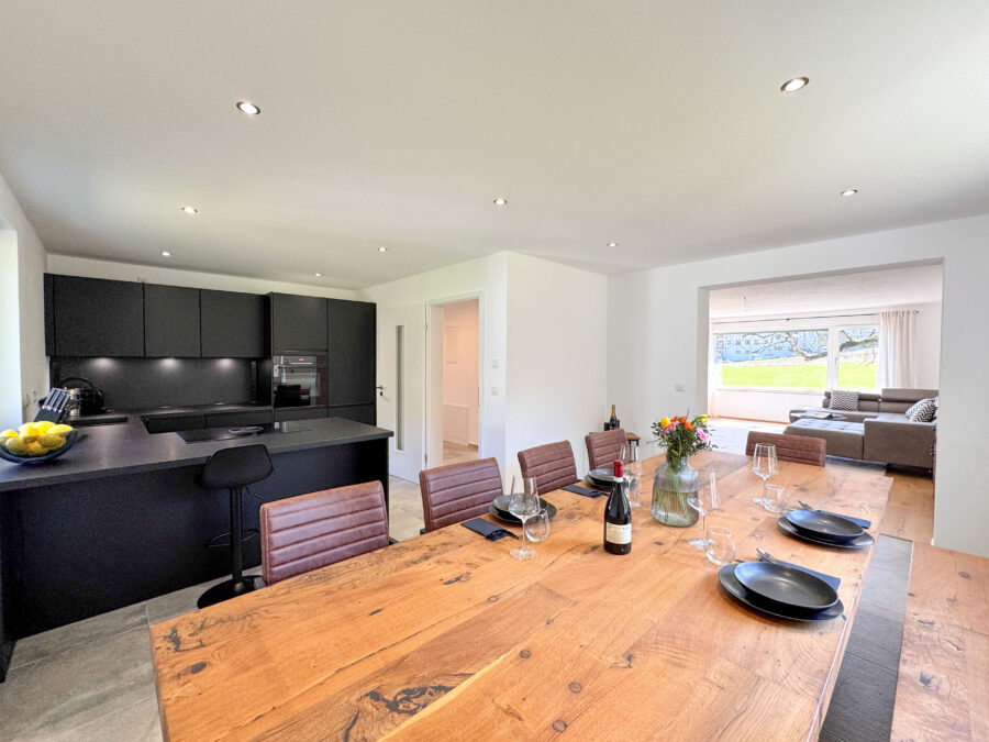 Verkauf gegen Gebot - Kernsaniertes EFH mit See- und Bergblick, Chiemseeperle sucht neuen Besitzer! - Essbereich mit Blick zur Küche