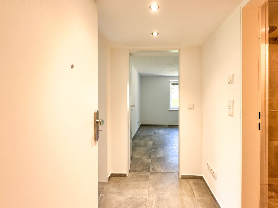 Verkauf gegen Gebot - Kernsaniertes EFH mit See- und Bergblick, Chiemseeperle sucht neuen Besitzer! - Flur UG