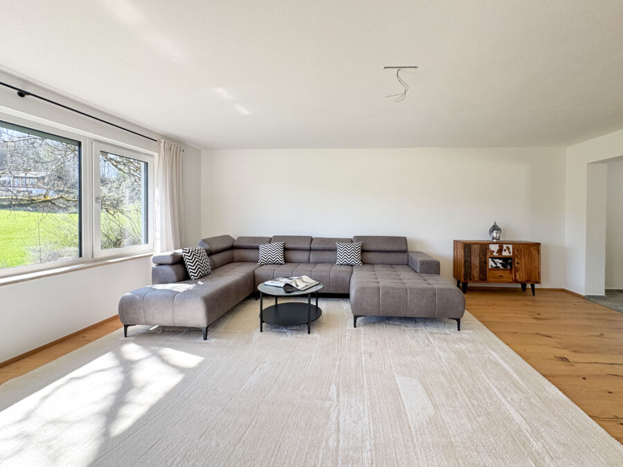 Verkauf gegen Gebot - Kernsaniertes EFH mit See- und Bergblick, Chiemseeperle sucht neuen Besitzer! - Wohnzimmer