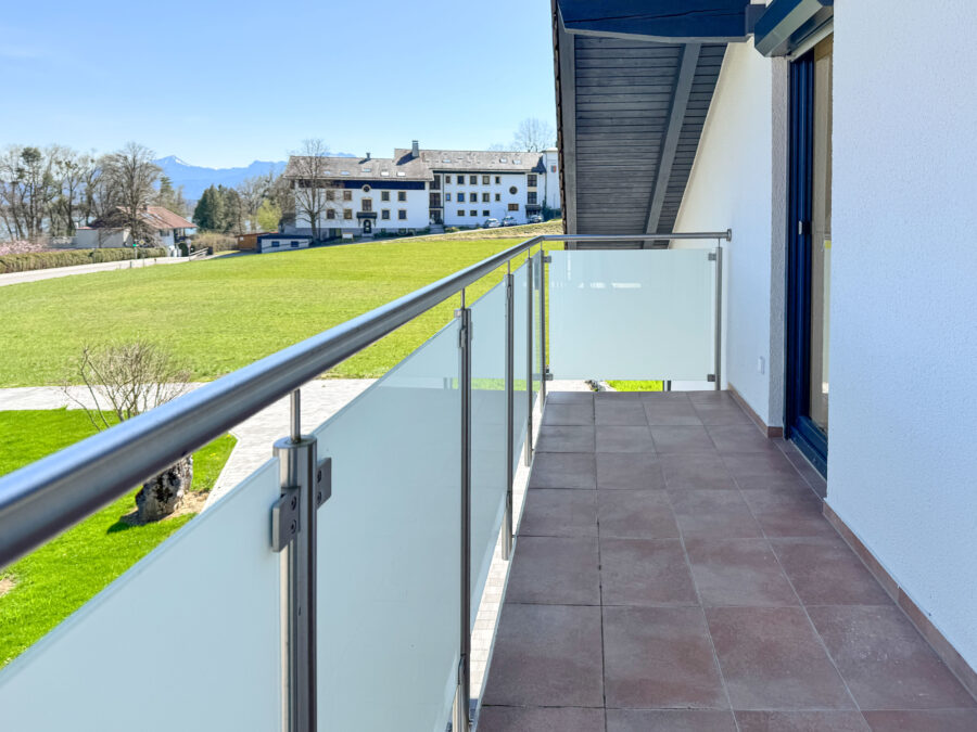 Verkauf gegen Gebot - Kernsaniertes EFH mit See- und Bergblick, Chiemseeperle sucht neuen Besitzer! - Ost Balkon