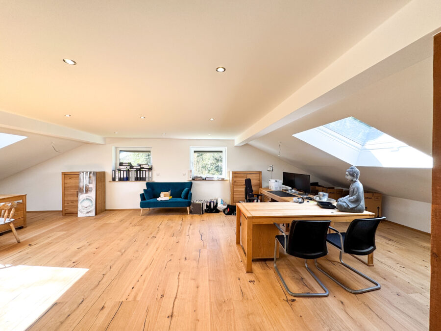 Verkauf gegen Gebot - Kernsaniertes EFH mit See- und Bergblick, Chiemseeperle sucht neuen Besitzer! - Ausgebauter Speicher / nutzbar als Büro