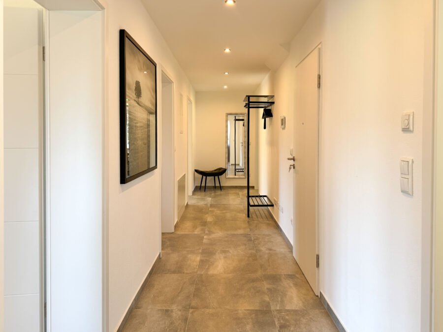 Verkauf gegen Gebot - Kernsaniertes EFH mit See- und Bergblick, Chiemseeperle sucht neuen Besitzer! - Flur EG