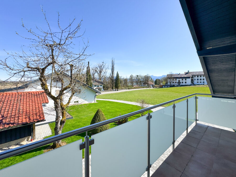 Verkauf gegen Gebot - Kernsaniertes EFH mit See- und Bergblick, Chiemseeperle sucht neuen Besitzer! - Ost Balkon