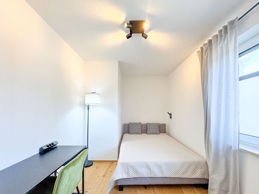 Verkauf gegen Gebot - Kernsaniertes EFH mit See- und Bergblick, Chiemseeperle sucht neuen Besitzer! - Schlafzimmer 3 EG