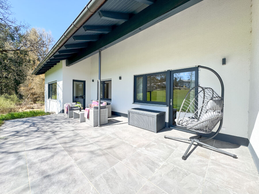 Verkauf gegen Gebot - Kernsaniertes EFH mit See- und Bergblick, Chiemseeperle sucht neuen Besitzer! - Süd-Terrasse