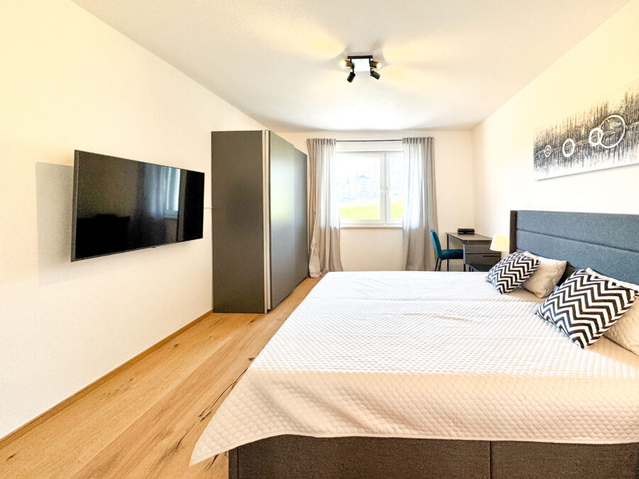 Verkauf gegen Gebot - Kernsaniertes EFH mit See- und Bergblick, Chiemseeperle sucht neuen Besitzer! - Schlafzimmer 2 EG