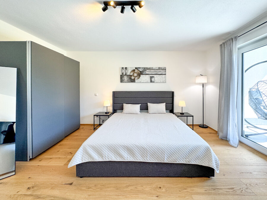 Verkauf gegen Gebot - Kernsaniertes EFH mit See- und Bergblick, Chiemseeperle sucht neuen Besitzer! - Hauptschlafzimmer EG