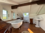 BADEZIMMER - SECRET SALE – Zeitlos elegant, unverwechselbar schön – Ihr exklusives Do­mi­zil mit Burg & Bergblick