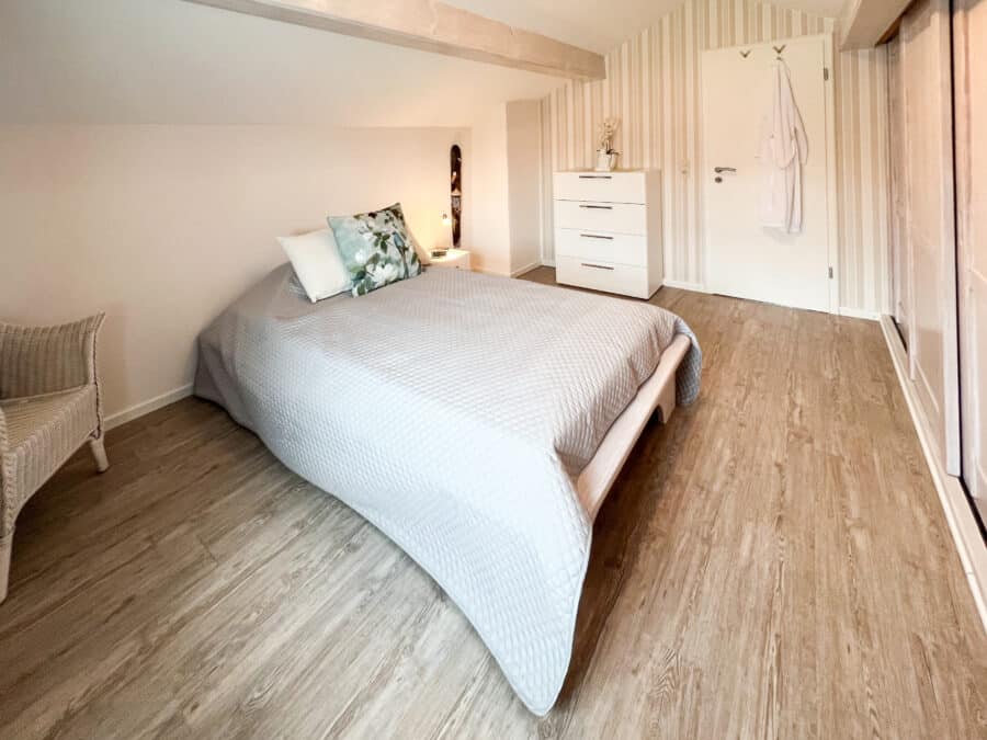 Vielseitig nutzbares EFH mit mit unverbaubarem Bergblick in Traumlage nahe Prien - Schlafzimmer 2 DG