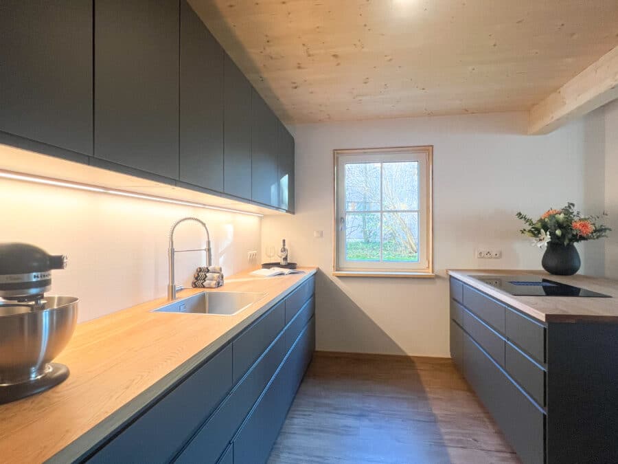 Moderne Neubau Doppelhaushälften mit durchdachten Grundrissen in Chiemseenähe - Moderne Küche