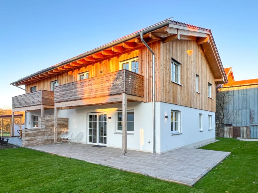 Moderne Neubau Doppelhaushälften mit durchdachten Grundrissen in Chiemseenähe - Außenansicht von Süd-West