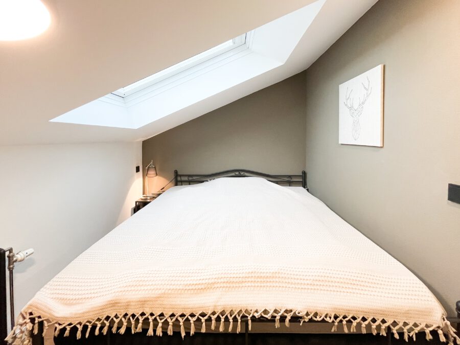 Stilvoll sanierte Dachgeschosswohnung, zentral und doch sehr ruhig in Prien am Chiemsee - Schlafzimmer