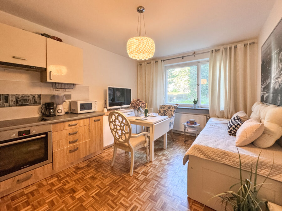 Attraktive Kapitalanlage: 1,5-Zimmer-Wohnung mit Garage in Top-Lage - Wohnbereich mit Blick zum Innenhof