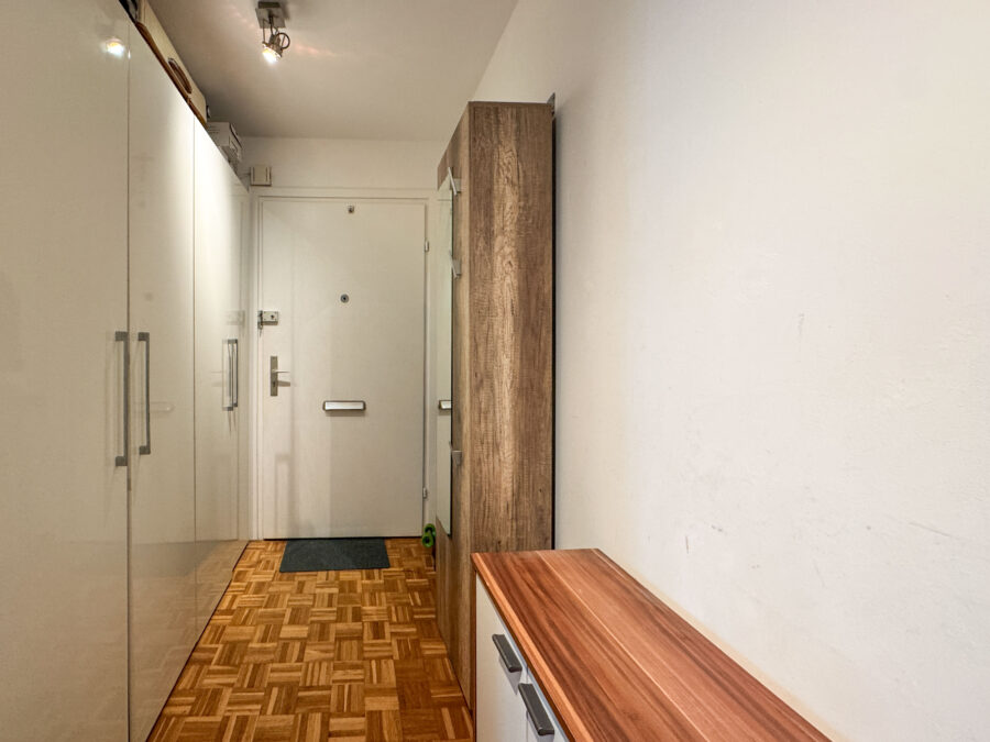 Attraktive Kapitalanlage: 1,5-Zimmer-Wohnung mit Garage in Top-Lage - Flur mit Staumöglichkeit