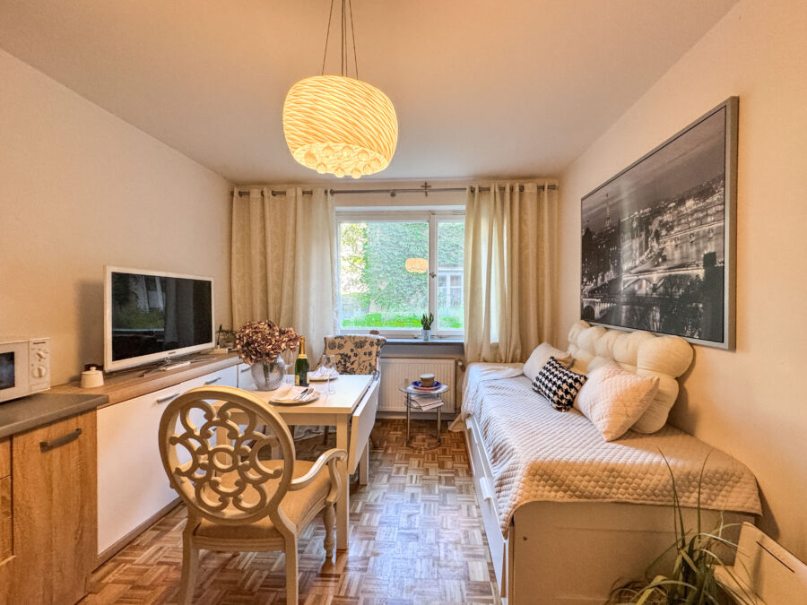 Attraktive Kapitalanlage: 1,5-Zimmer-Wohnung mit Garage in Top-Lage - Wohnbereich mit Küche und Blick zum Innenhof