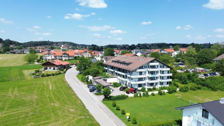 Ruhiges 1-Zi-App. nahe der Therme & Simsseeklinik mit Bergblick - seitl. Ansicht