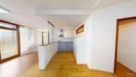 WOHNBEREICH / KÜCHE - Exklusive Erdgeschosswohnung mit Sonnenterrasse und Alpenpanorama nahe Prien am Chiemsee