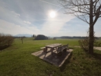 GEMEINSCHAFTLICHER ESSBEREICH - Exklusive Erdgeschosswohnung mit Sonnenterrasse und Alpenpanorama nahe Prien am Chiemsee