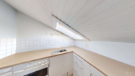 KÜCHE KI-GESTÜTZTE RÄUMUNG - Nur wenige Gehminuten vom Zentrum Prien am Chiemsee entfernt – Dachgeschosswohnung mit Balkon