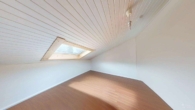 SCHALFZIMMER KI-GESTÜTZTE RÄUMUNG - Nur wenige Gehminuten vom Zentrum Prien am Chiemsee entfernt – Dachgeschosswohnung mit Balkon