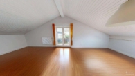 WOHNBEREICH KI-GESTÜTZTE RÄUMUNG - Nur wenige Gehminuten vom Zentrum Prien am Chiemsee entfernt – Dachgeschosswohnung mit Balkon