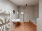BADEZIMMER - Modernes Wohnen in zentraler Bestlage – helle Dachgeschosswohnung mit offenem Wohnkonzept