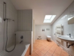 BADEZIMMER - Modernes Wohnen in zentraler Bestlage – helle Dachgeschosswohnung mit offenem Wohnkonzept